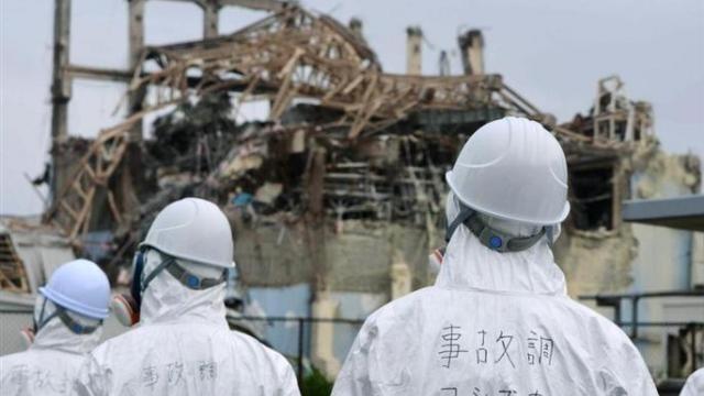 Des travailleurs japonais au coeur de la centrale détruite à Fukushima